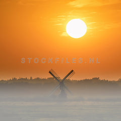 Molen Waalenburg in de mist.