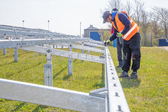 Monteren zonnepanelen.