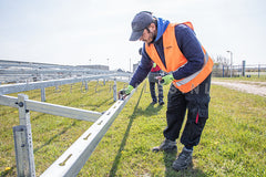 Mannen monteren zonnepanelen.