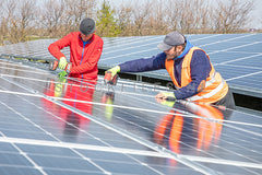 Monteren zonnepanelen.