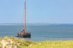 Mooi schip voor anker op de Waddenzee.