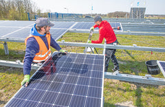 Zonnepanelen plaatsen.