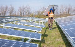 Plaatsen zonnepanelen.