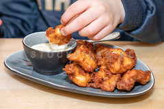 Portie Kibbeling met saus.