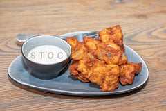 Portie Kibbeling met saus.