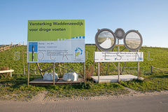 Bord versterking Waddenzeedijk.