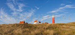 Duinlandschap en de Texelse vuurtoren.