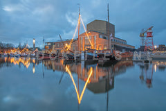 Haven van Den Helder tijdens het blauwe uurtje.