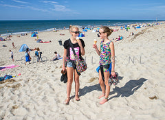 Ijsje eten op het strand.