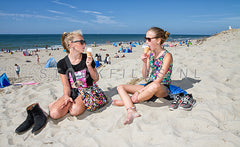 Ijsje eten op het strand.