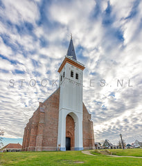 Kerk van Den Hoorn met schitterende wolken.