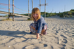 Spelen op het strand.