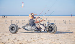 Kitebuggy op het strand.