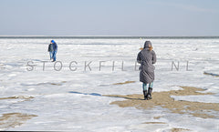 Lopen over een bevroren Waddenzee.