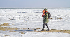 Lopen over een bevroren Waddenzee.