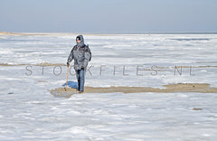 Lopen over een bevroren Waddenzee.