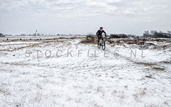 MTB door de sneeuw op Texel.