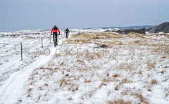 MTB ers door de sneeuw op Texel.