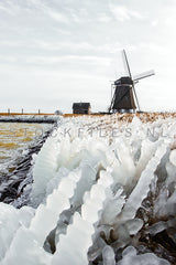 Molen met ijskunst.