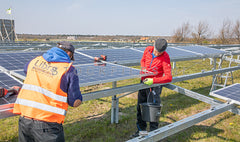 Monteren zonnepanelen.