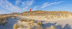 Texelse vuurtoren en duinlandschap.