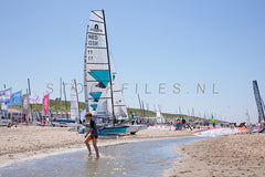 Kijken bij de catamarans op het strand van Paal 17.