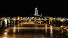 Deventer skyline bij nacht.