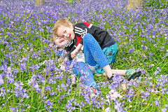 Kinderen in het bos.