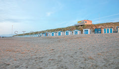Strandhuisjes op Texel in het avondlicht.