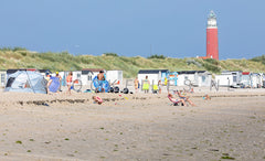 Strand bij de Texelse vuurtoren in de zomer.