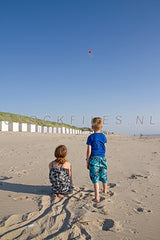 Vliegeren op het strand.