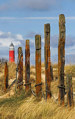 Texelse vuurtoren en houten palen.