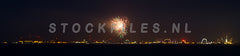 Vuurwerk boven de skyline van Den Helder.