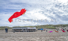 Vliegeren op het Texelse strand.