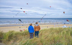 Vliegers kijken op Texel.