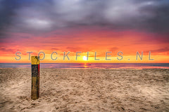 Zonsondergang boven Noordzeestrand.